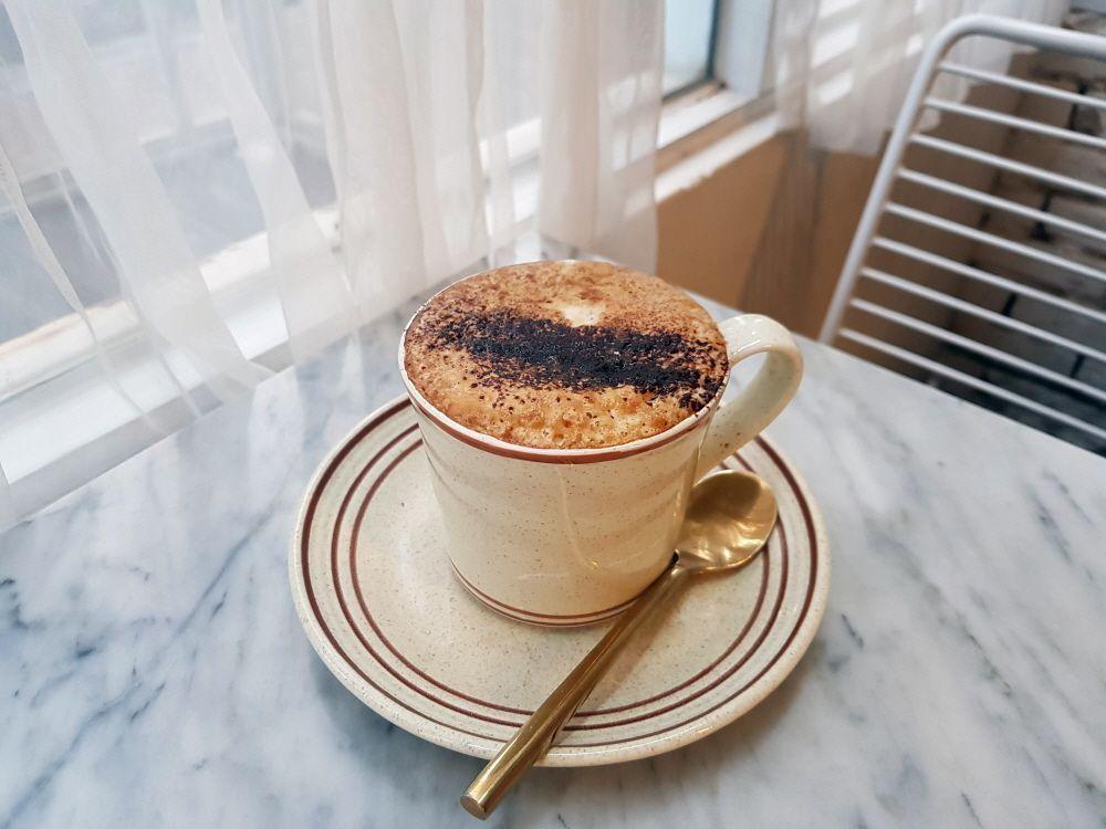 合井咖啡廳的特製咖啡豆，由店家自烘烤，供顧客選擇並享用地道的咖啡體驗。